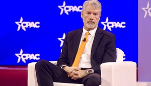 Michael Saylor sitzt auf Sessel bei Konferenz