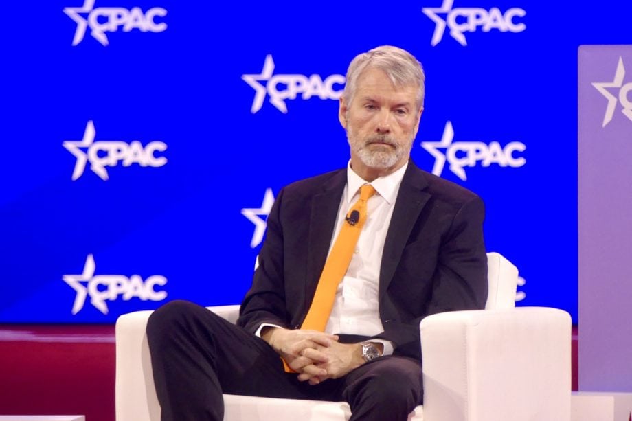 Michael Saylor sitzt auf Sessel bei Konferenz