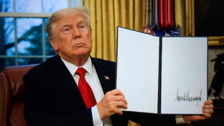 Der “Krypto-Präsident” Donald Trump Donald Trump hält ein unterzeichnetes Gesetz in die Kamera