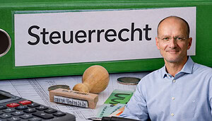 Experte vor Ordner mit Steuerrecht und Euro-Geldscheinen im Kontext von Krypto-Steuern und Finanzamt-Prüfung.