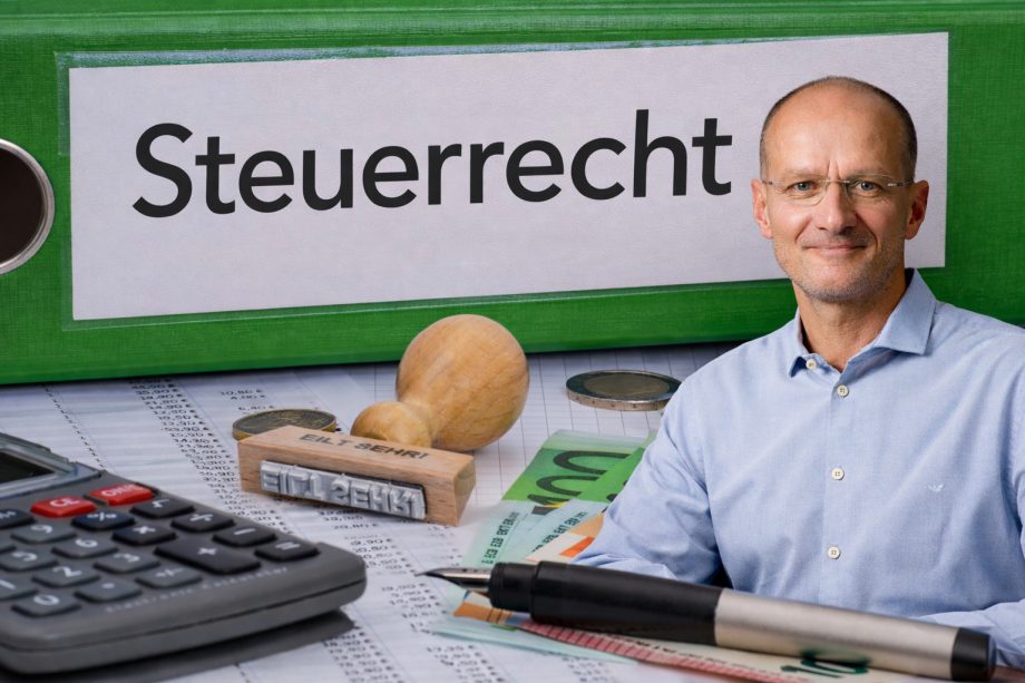 Experte vor Ordner mit Steuerrecht und Euro-Geldscheinen im Kontext von Krypto-Steuern und Finanzamt-Prüfung.
