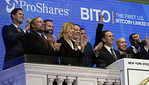 Michael Sapir, CEO von ProShares (zweiter von rechts), und Simeon Hyman, Global Investment Strategist des Unternehmens (rechts), läuten die Eröffnungsglockenfeier der New Yorker Börse