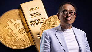 Älterer Mann im hellen Sakko steht links im Bild vor Goldbarren und Bitcoin-Münzen, die symbolisch für Gold- und Kryptowährungsinvestments stehen.