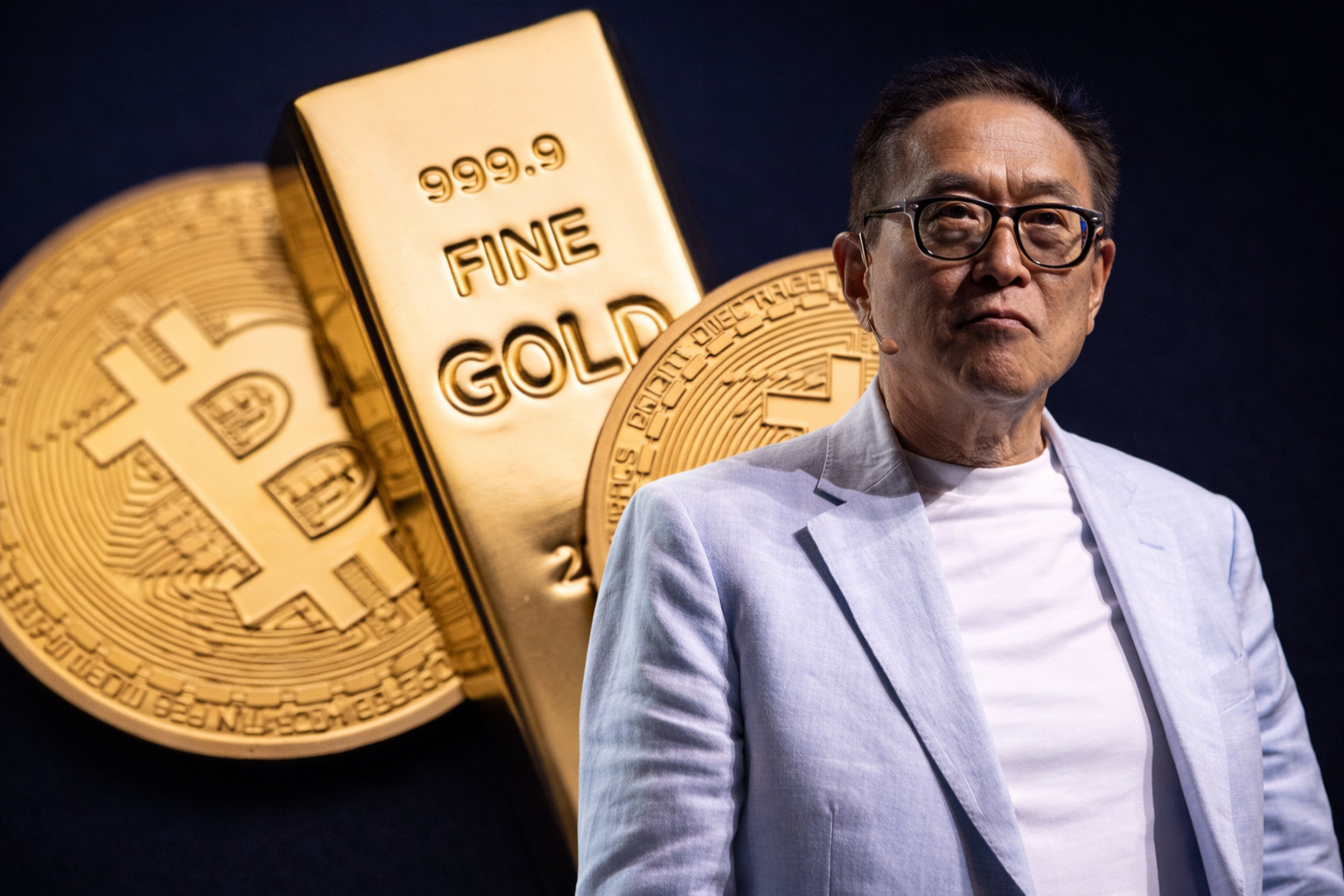 Älterer Mann im hellen Sakko steht links im Bild vor Goldbarren und Bitcoin-Münzen, die symbolisch für Gold- und Kryptowährungsinvestments stehen.