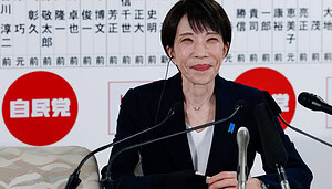 Sanae Takaichi grinst auf Pressekonferenz