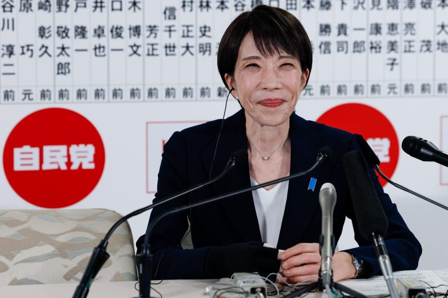 Sanae Takaichi grinst auf Pressekonferenz