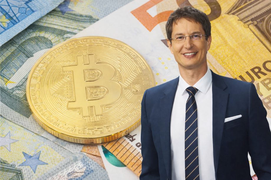 Das Bild zeigt ein Bitcoin-Münze auf Euro Scheinen