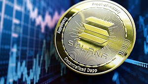 Eine glänzende Solana-Kryptowährungsmünze ruht auf einer Oberfläche, mit einer unscharfen Finanzgrafik im Hintergrund.