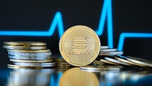 Eine Solana-Münze vor einem blau-schwarzem Chart als Hintergrund