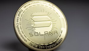 Eine Solana-Münze stehend vor einem grau-schwarzen Hintergrund