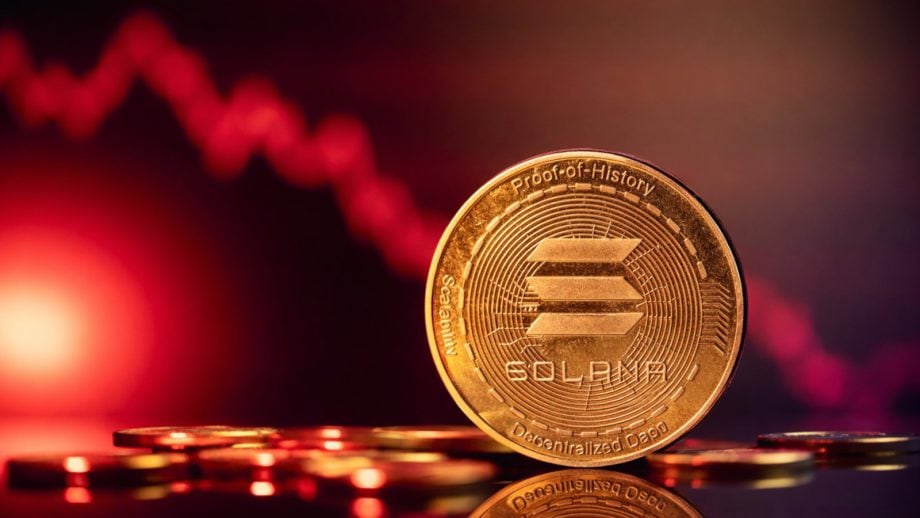 Solana vor einem fallenden, rötlich gefärbten Chartbild