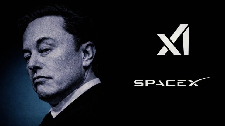 Elon Musk schattiert neben einem Smartphone mit den Logos von xAI und SpaceX