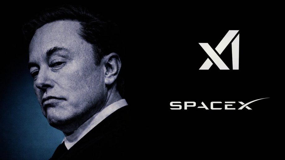 Elon Musk schattiert neben einem Smartphone mit den Logos von xAI und SpaceX