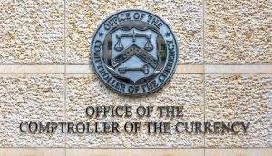 Das Wappen der OCC auf einer hellen Gebäudefassade