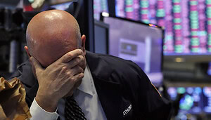 Trader an der Wall Street hält die Hand über sein Gesicht