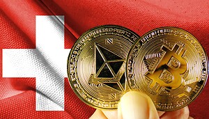 Eine Hand hält Bitcoin-Münzen vor einer Schweizer Flagge