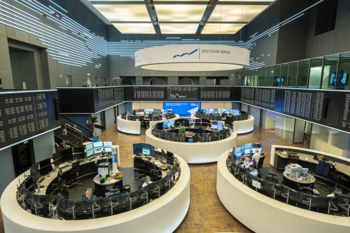 Das Bild zeigt das Handelsparkett der Deutschen Börse in Frankfurt am Main.