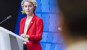Ursula von der Leyen schaut bei Pressekonferenz in die Kamera