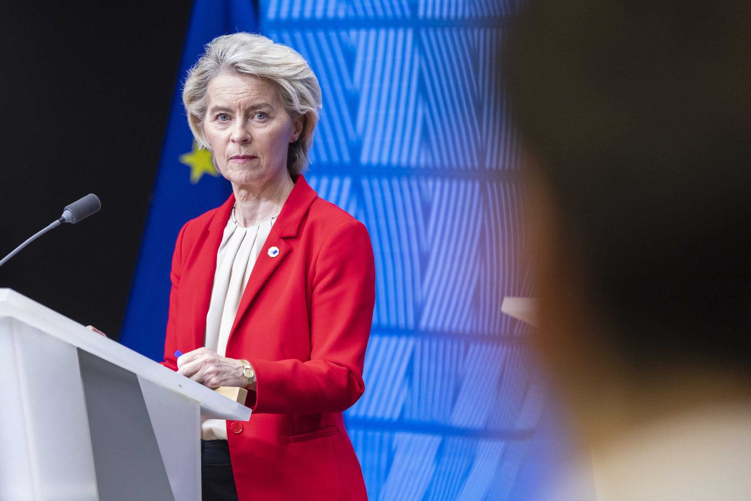 Ursula von der Leyen schaut bei Pressekonferenz in die Kamera