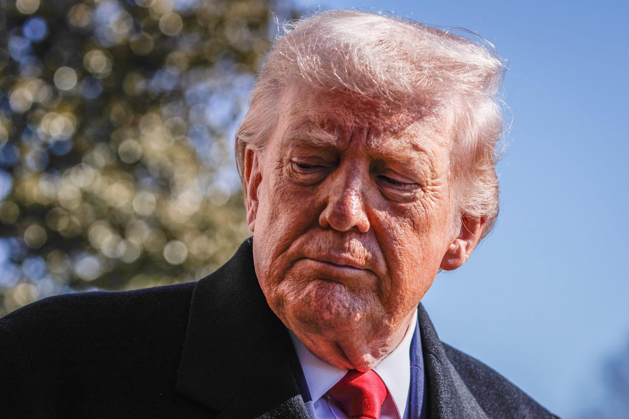 US-Präsident Donald Trump spricht am 13. Februar 2026 in Washington, D.C., vor seiner Abreise vom South Lawn des Weißen Hauses in Marine One mit Reportern