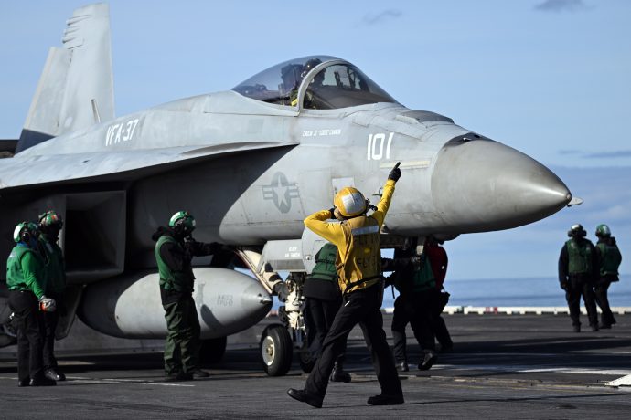 Kampfjet der USA mit Mechaniker