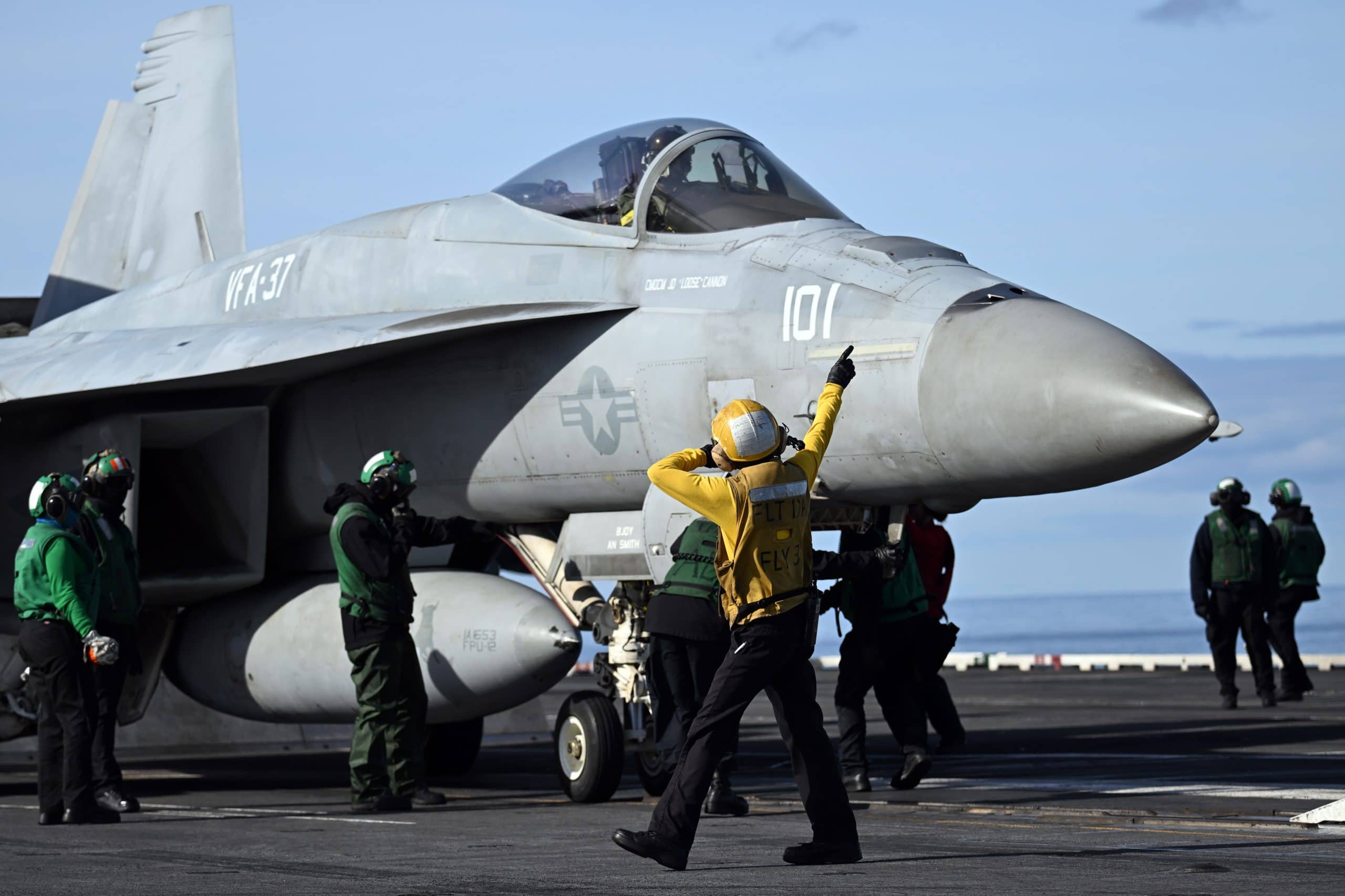 Kampfjet der USA mit Mechaniker