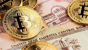 Bitcoin-Münzen neben Dirham-Scheinen