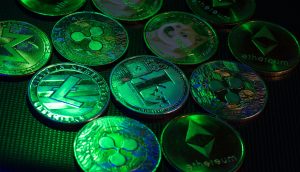 Grün beleuchtete Krypto-Münzen nebeneinander angerichtet