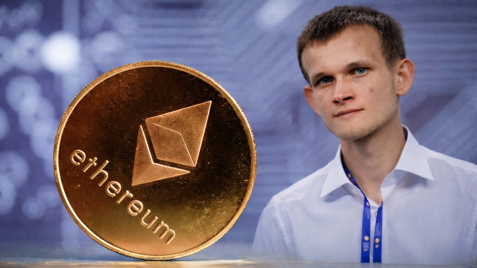 Ethereum-Gründer Vitalik Buterin neben einer Ether-Münze