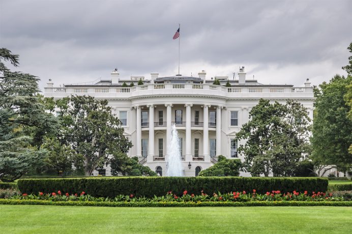 Das Weiße Haus mit Garten davor und Wolken