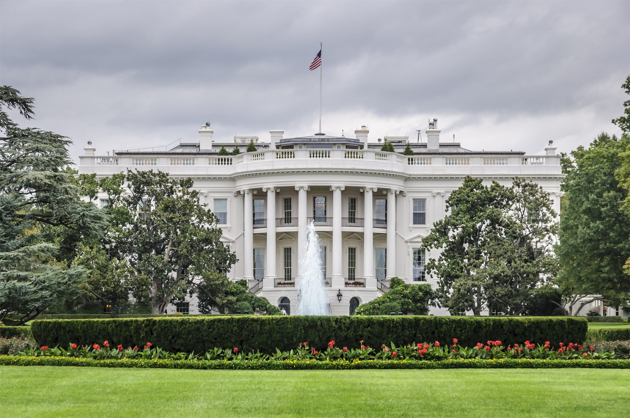 Das Weiße Haus mit Garten davor und Wolken