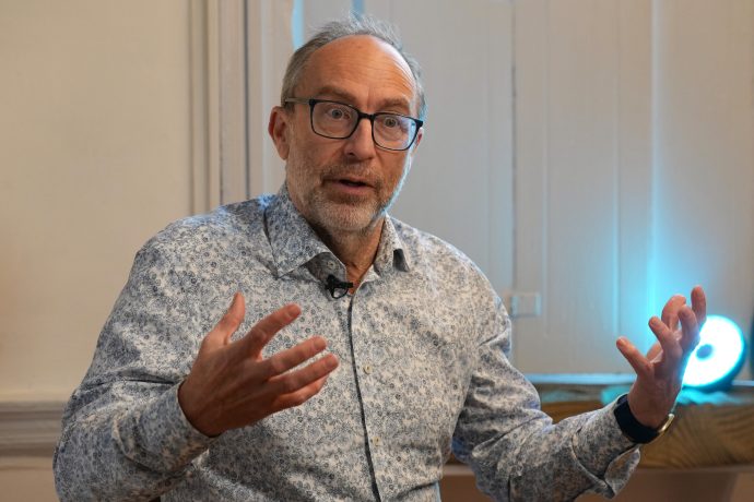 Jimmy Wales, Gründer von Wikipedia, gestikuliert während eines Interviews mit der Nachrichtenagentur Associated Press anlässlich des 25-jährigen Jubiläums von Wikipedia in London