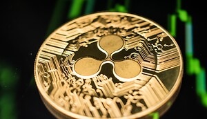 Eine XRP-Münze vor einem grünen Chart als Hintergrund