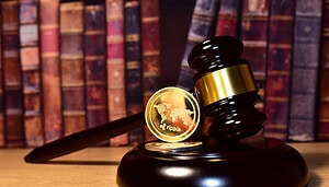 XRP-Münze vor einem Gerichtshammer und Büchern