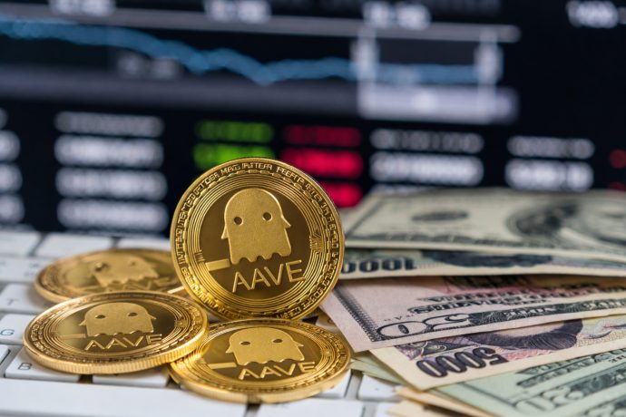 Aave-Münzen neben US-Dollar-Noten.
