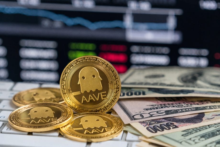 Aave-Münzen neben US-Dollar-Noten.