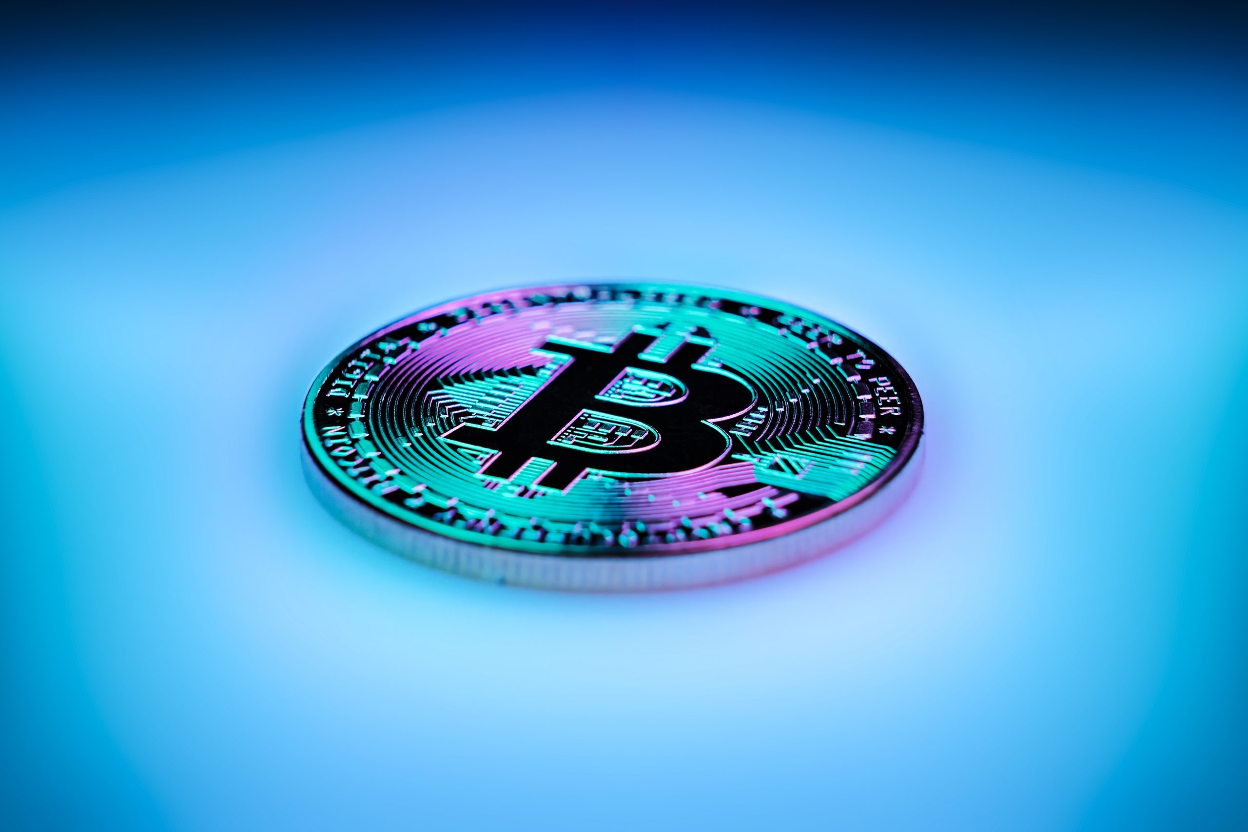 Eine bunte Bitcoin-Münze