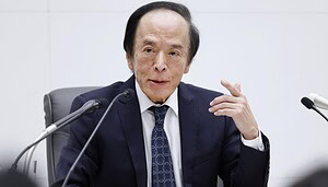 Ein japanischer Mann im Anzug gibt eine Pressekonferenz