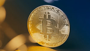 Das Bild zeigt eine stilisierte Bitcoin-Münze in Nahaufnahme.