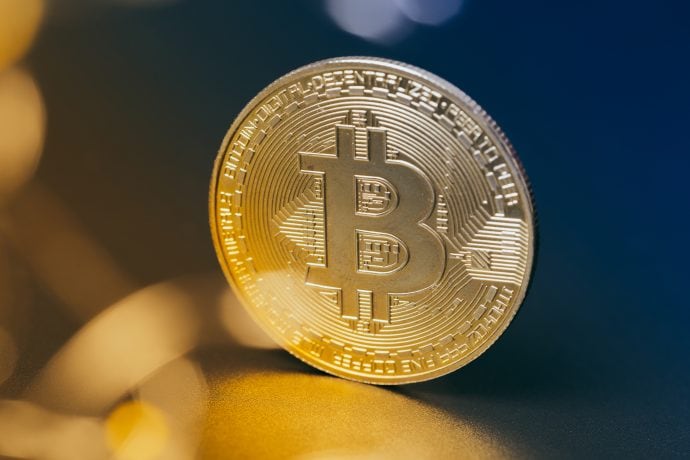 Das Bild zeigt eine stilisierte Bitcoin-Münze in Nahaufnahme.