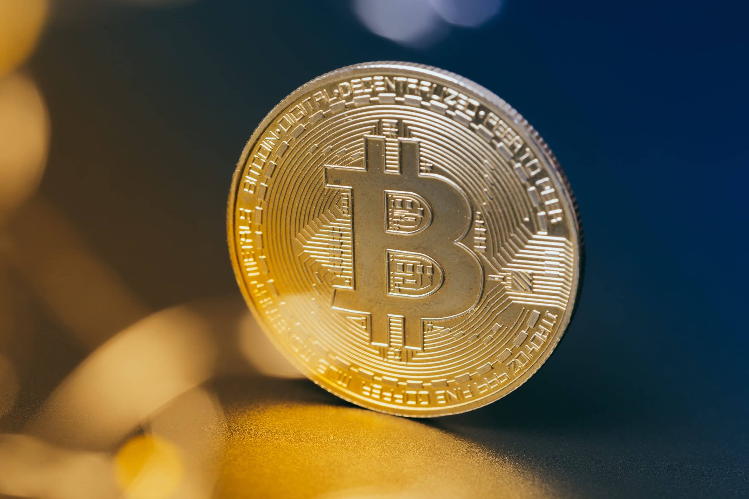 Das Bild zeigt eine stilisierte Bitcoin-Münze in Nahaufnahme.
