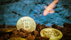 Eine Rakete stürzt auf ein paar Bitcoin Münzen.