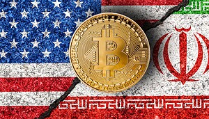 Die Grafik zeigt eine Bitcoin-Münze vor einer amerikanisch iranischen Flagge