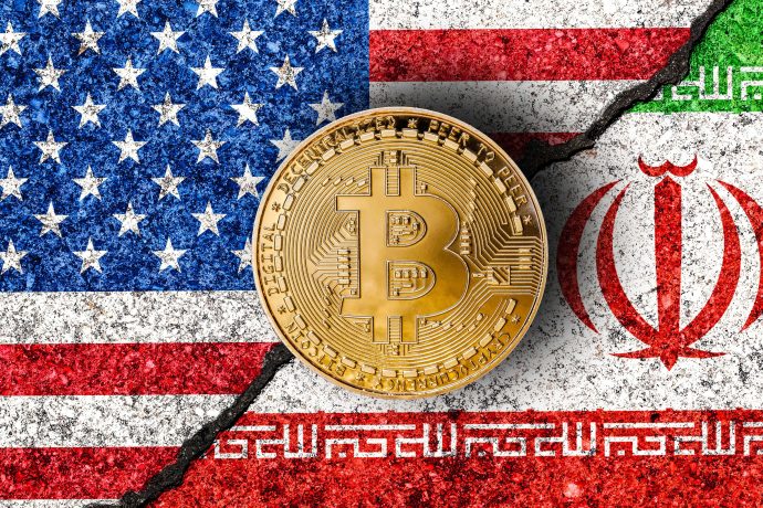 Die Grafik zeigt eine Bitcoin-Münze vor einer amerikanisch iranischen Flagge