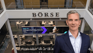 Der Tradingfloor der Börse Stuttgart. Rechtsbündig steht ihr CEO Dr. Matthias Voelkel.