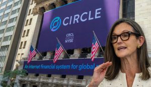 Cathie Wood vor Circle-Banner an der New Yorker Börse während turbulenter Marktphase.