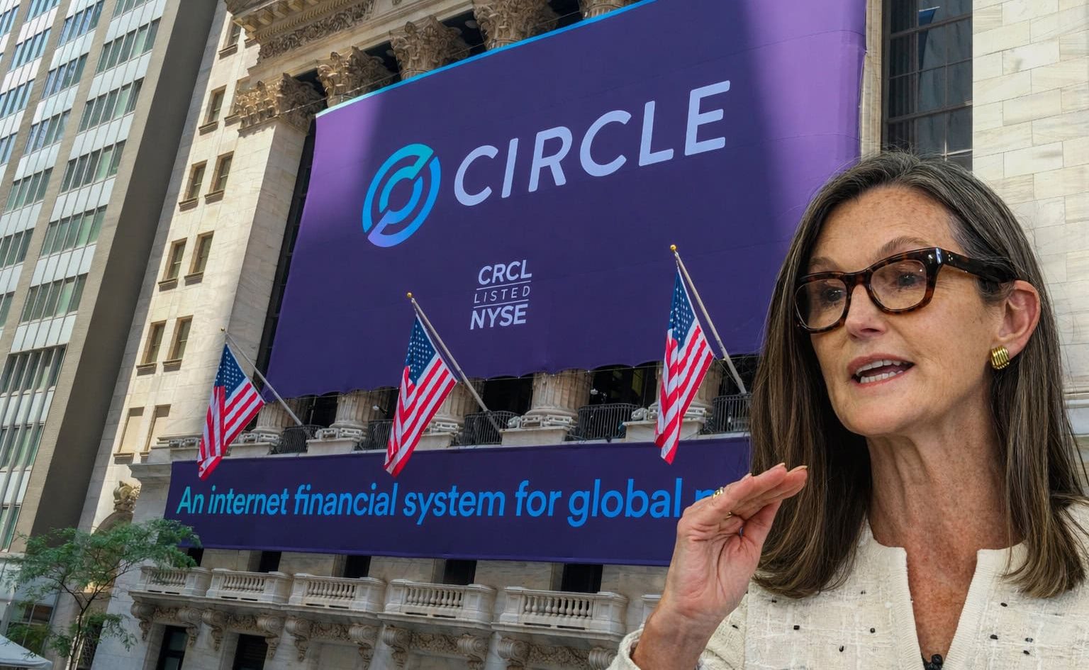 Cathie Wood vor Circle-Banner an der New Yorker Börse während turbulenter Marktphase.