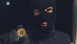 Das Bild zeigt einen Mann mit einer Bitcoin-Münze in der Hand