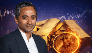 Milliardär Chamath Palihapitiya steht vor Goldbarren und einer Bitcoin-Münze