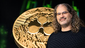 David Schwartz vor XRP-Coin mit grünem Kurschart im Hintergrund.